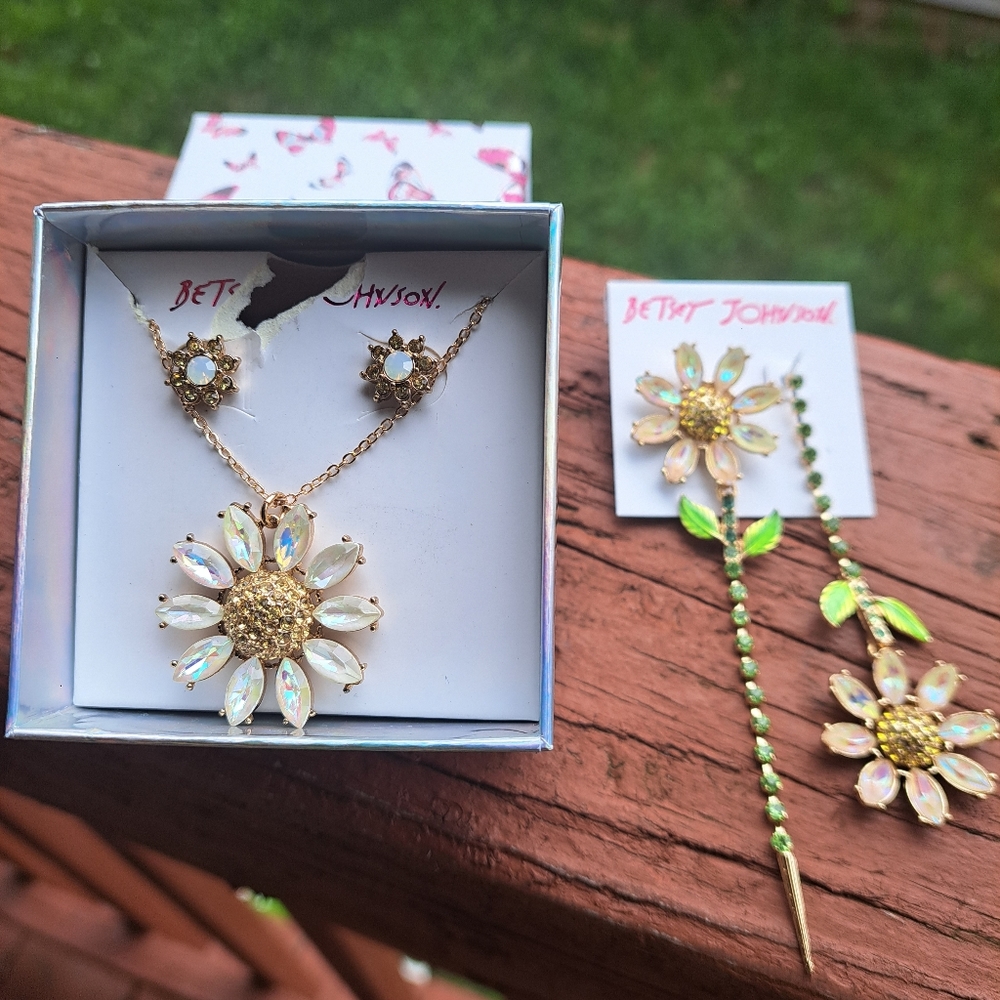 Beautiful NIB, NWT Betsey Johnson Sunflower Set